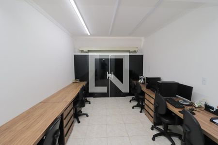 Casa à venda com 168m², 4 quartos e 2 vagas Casa à venda com 168m², 4 quartos e 2 vagasEscritório