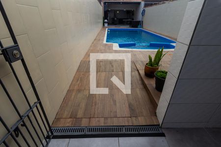 Casa para alugar com 250m², 3 quartos e 3 vagas Casa para alugar com 250m², 3 quartos e 3 vagasDetalhe da piscina