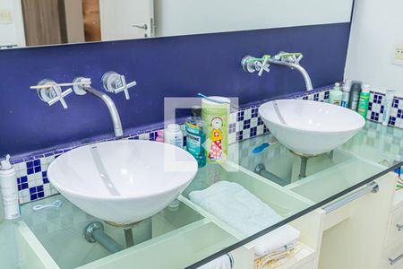 Casa à venda com 980m², 5 quartos e 9 vagasBanheiro suite 1