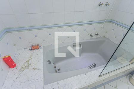 Casa à venda com 980m², 5 quartos e 9 vagasBanheiro suite 2