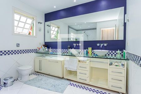 Casa à venda com 980m², 5 quartos e 9 vagasBanheiro suite 1