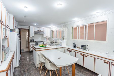 Casa à venda com 980m², 5 quartos e 9 vagasCopa e cozinha