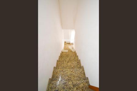 Casa de condomínio à venda com 60m², 2 quartos e 1 vaga Casa de condomínio à venda com 60m², 2 quartos e 1 vagaEscada