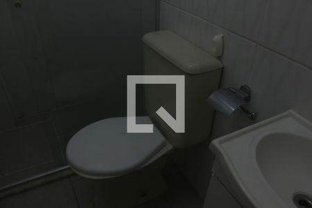 Banheiro de casa para alugar com 1 quarto, 30m² em Vila Erna, São Paulo