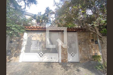 Casa à venda com 210m², 4 quartos e 5 vagas Casa à venda com 210m², 4 quartos e 5 vagasfachada