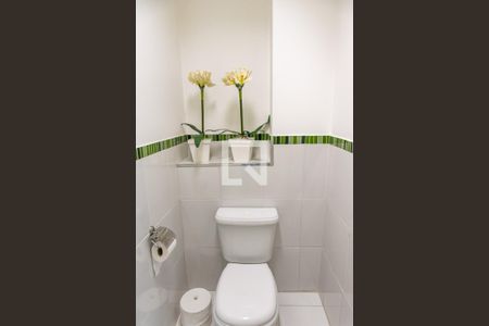 Casa à venda com 700m², 4 quartos e 5 vagasBanheiro do salão