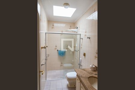 Casa à venda com 700m², 4 quartos e 5 vagasBanheiro da suíte 4