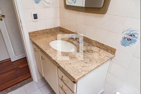 Casa à venda com 700m², 4 quartos e 5 vagasBanheiro da suíte 2