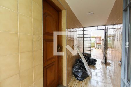 Casa à venda com 170m², 2 quartos e 2 vagas Casa à venda com 170m², 2 quartos e 2 vagasCorredor externo