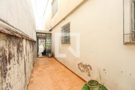 Casa à venda com 170m², 2 quartos e 2 vagas Casa à venda com 170m², 2 quartos e 2 vagasCorredor externo