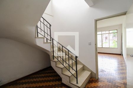 Casa à venda com 170m², 2 quartos e 2 vagas Casa à venda com 170m², 2 quartos e 2 vagasHall