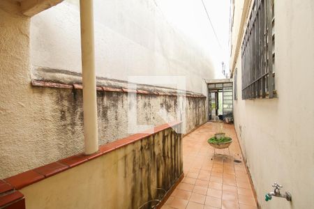 Casa à venda com 170m², 2 quartos e 2 vagas Casa à venda com 170m², 2 quartos e 2 vagasCorredor externo