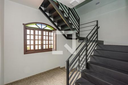 Casa à venda com 280m², 4 quartos e 6 vagas Casa à venda com 280m², 4 quartos e 6 vagasAnte sala - Escada