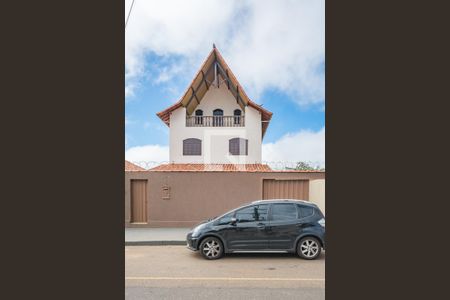 Casa à venda com 280m², 4 quartos e 6 vagas Casa à venda com 280m², 4 quartos e 6 vagasFachada