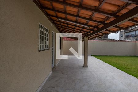 Casa à venda com 280m², 4 quartos e 6 vagas Casa à venda com 280m², 4 quartos e 6 vagasQuintal