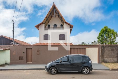 Casa à venda com 280m², 4 quartos e 6 vagas Casa à venda com 280m², 4 quartos e 6 vagasFachada
