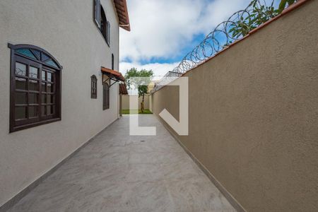 Casa à venda com 280m², 4 quartos e 6 vagas Casa à venda com 280m², 4 quartos e 6 vagasQuintal
