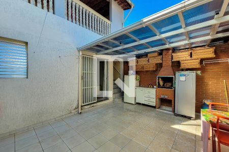 Casa à venda com 192m², 4 quartos e 3 vagas Casa à venda com 192m², 4 quartos e 3 vagasQuintal