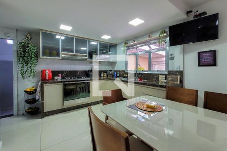 Casa à venda com 192m², 4 quartos e 3 vagas Casa à venda com 192m², 4 quartos e 3 vagasCozinha