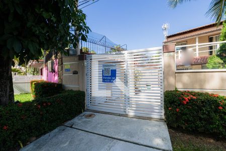 Casa de condomínio à venda com 482m², 4 quartos e 3 vagas Casa de condomínio à venda com 482m², 4 quartos e 3 vagasFachada