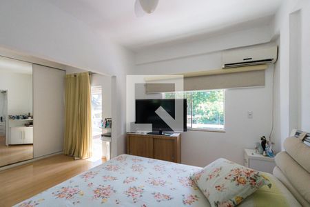 Casa de condomínio à venda com 482m², 4 quartos e 3 vagas Casa de condomínio à venda com 482m², 4 quartos e 3 vagasSuíte 2