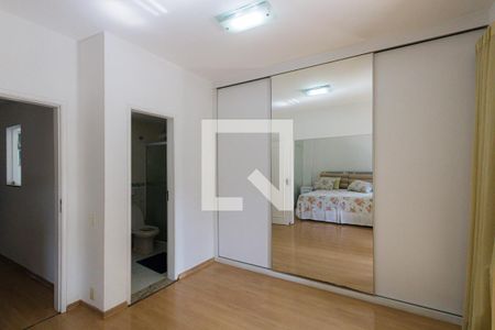 Casa de condomínio à venda com 482m², 4 quartos e 3 vagas Casa de condomínio à venda com 482m², 4 quartos e 3 vagasSuíte 2