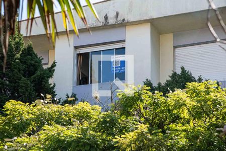 Apartamento à venda com 68m², 2 quartos e sem vagaPlaquinha instalada na janela da sala