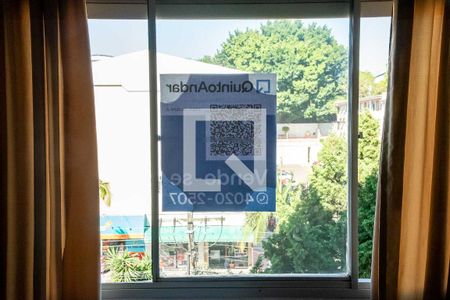 Apartamento à venda com 68m², 2 quartos e sem vagaPlaquinha instalada na janela da sala