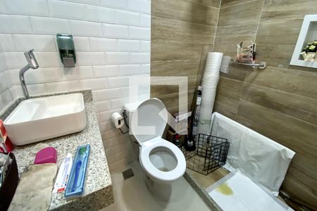 Banheiro  de casa para alugar com 2 quartos, 64m² em Vila Sarapui, Duque de Caxias