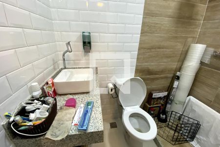 Banheiro  de casa para alugar com 2 quartos, 64m² em Vila Sarapui, Duque de Caxias