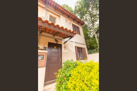 Casa de condomínio à venda com 120m², 2 quartos e 1 vaga Casa de condomínio à venda com 120m², 2 quartos e 1 vagaFachada