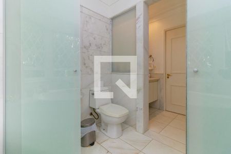 Casa de condomínio à venda com 547m², 4 quartos e 5 vagasSuíte principal - Banheiro