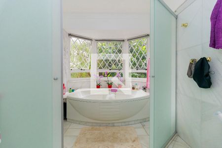 Casa de condomínio à venda com 547m², 4 quartos e 5 vagasSuíte principal - Banheiro