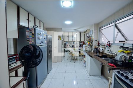 Apartamento à venda com 225m², 4 quartos e 2 vagas Apartamento à venda com 225m², 4 quartos e 2 vagasCozinha