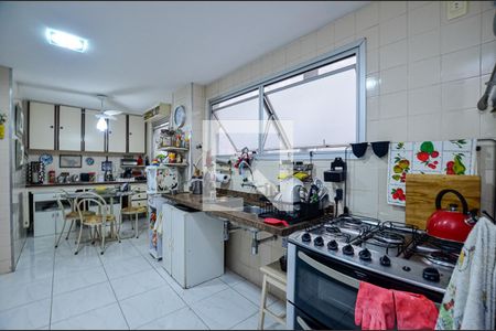 Apartamento à venda com 225m², 4 quartos e 2 vagas Apartamento à venda com 225m², 4 quartos e 2 vagasCozinha