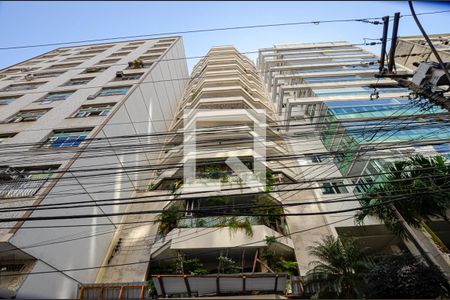 Apartamento à venda com 225m², 4 quartos e 2 vagas Apartamento à venda com 225m², 4 quartos e 2 vagasFachada