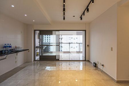 Sala e cozinha de apartamento à venda com 2 quartos, 69m² em Vila Romana, São Paulo