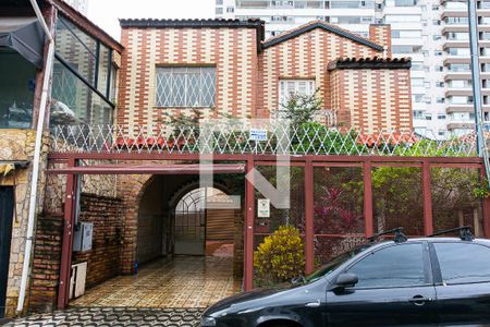 Casa para alugar com 180m², 3 quartos e 4 vagas Casa para alugar com 180m², 3 quartos e 4 vagasFachada