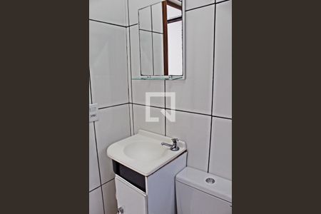Banheiro de casa para alugar com 1 quarto, 44m² em Conjunto Residencial José Bonifácio, São Paulo