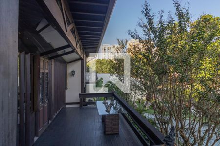 Casa de condomínio à venda com 811m², 5 quartos e 6 vagasSuíte 1 - Varanda - vista da entrada