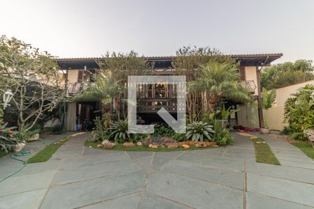 Casa de condomínio à venda com 811m², 5 quartos e 6 vagasFachada