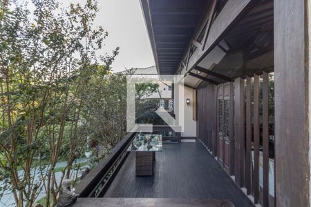 Casa de condomínio à venda com 811m², 5 quartos e 6 vagasSuíte 3 - Varanda - vista da entrada da casa