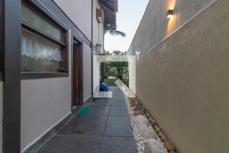 Casa de condomínio à venda com 811m², 5 quartos e 6 vagasAcesso lateral da casa