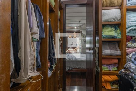 Casa de condomínio à venda com 811m², 5 quartos e 6 vagasSuíte 4 - Closet