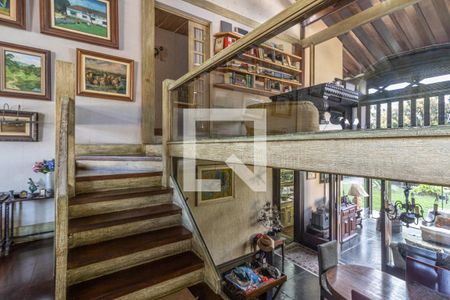 Sala de Estar - acesso Mezanino de casa de condomínio à venda com 5 quartos, 811m² em Barra da Tijuca, Rio de Janeiro