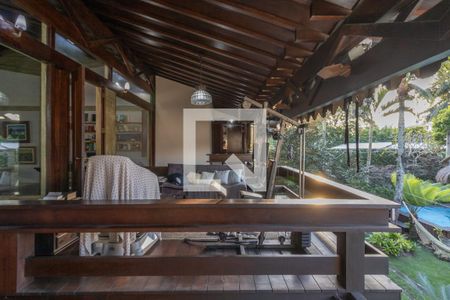 Casa de condomínio à venda com 811m², 5 quartos e 6 vagasSuíte 4 - Varanda - vista