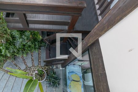 Casa de condomínio à venda com 811m², 5 quartos e 6 vagasSuíte 3 - Varanda - vista da escada acesso à casa