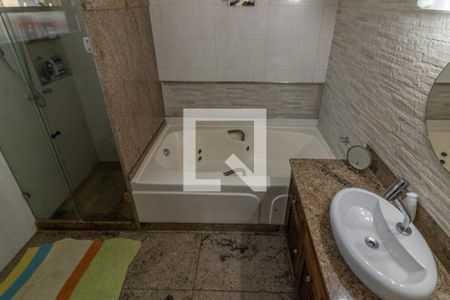 Casa de condomínio à venda com 811m², 5 quartos e 6 vagasSuíte 4 - Banheiro