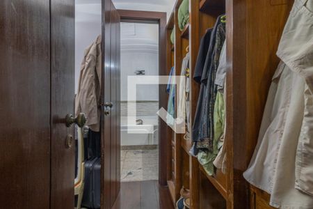 Casa de condomínio à venda com 811m², 5 quartos e 6 vagasSuíte 4 - Closet