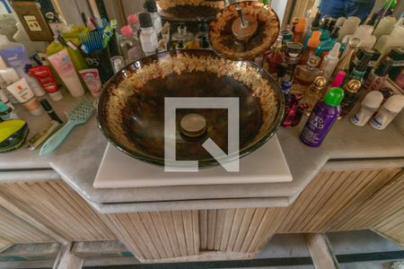 Casa de condomínio à venda com 811m², 5 quartos e 6 vagasSuíte 1 - Banheiro